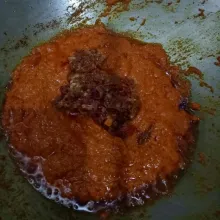Masukkan bumbu 1 ke dalam tumisan, tumis kembali sampai harum dan pecah minyak.
