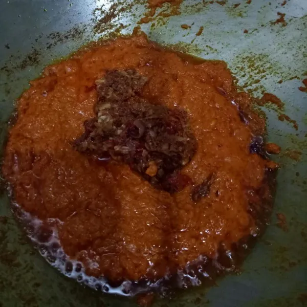 Masukkan bumbu 1 ke dalam tumisan, tumis kembali sampai harum dan pecah minyak.