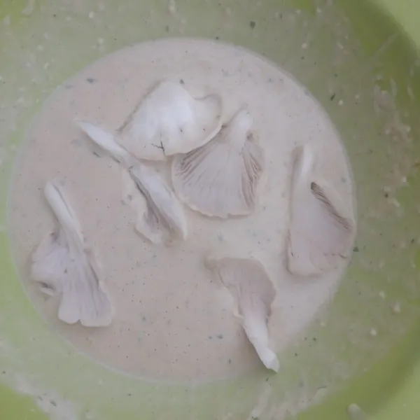 Tambahkan air lalu aduk adonan serta jamur tiramnya.