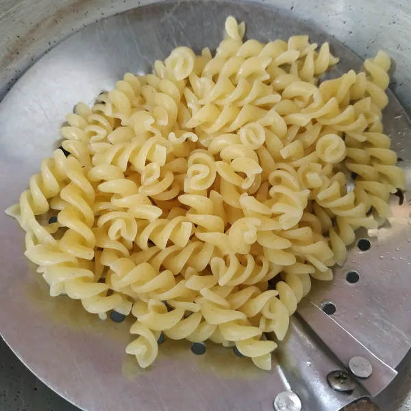 Rebus macaroni hingga aldente. Angkat dan tiriskan.