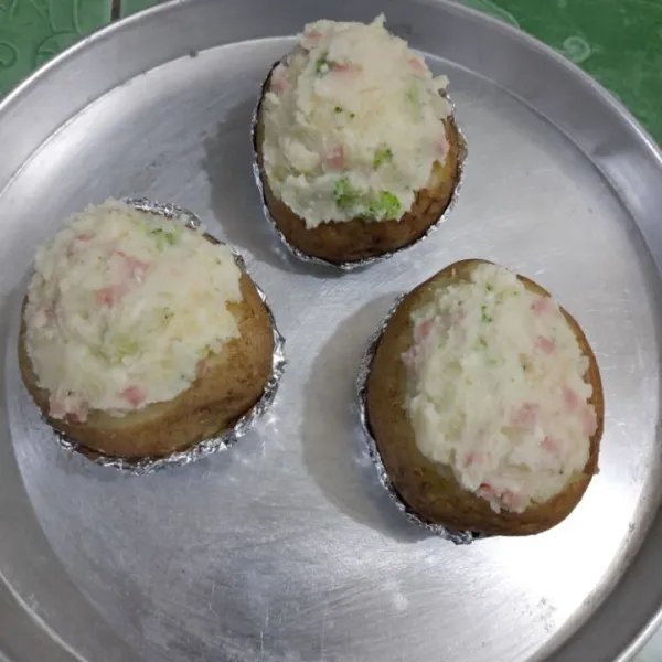 Masukan kentang halus ke dalam mangkuk kentang, padatkan. Isi sampai sedikit melebihi mangkuk.