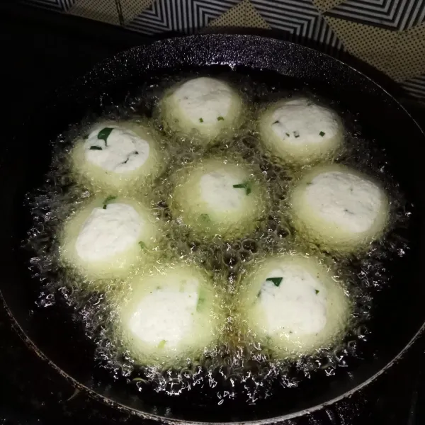 Lalu goreng dengan api sedang cenderung kecil hingga matang.