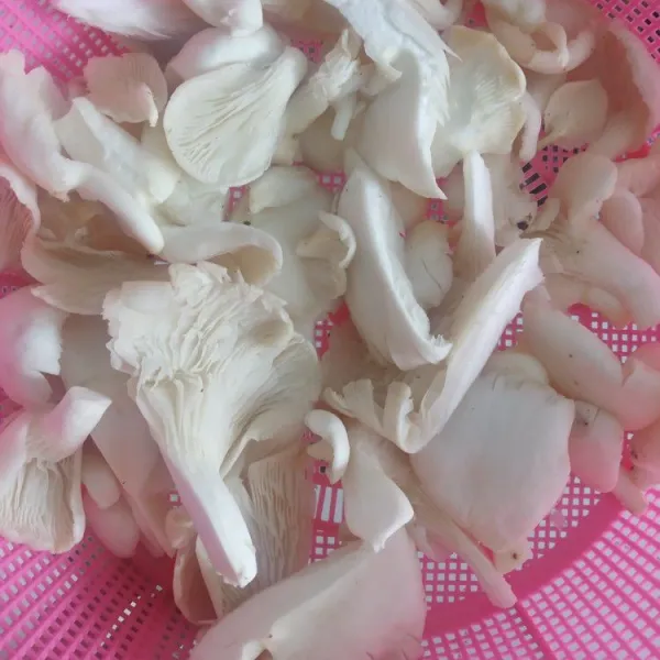 Siapkan jamur tiram lalu cuci bersih.