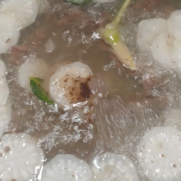 Masukan daging sapi dan lobak, bumbui dengan garam, gula, kaldu bubuk dan lada bubuk aduk rata tutup panci masak sampai lobak matang