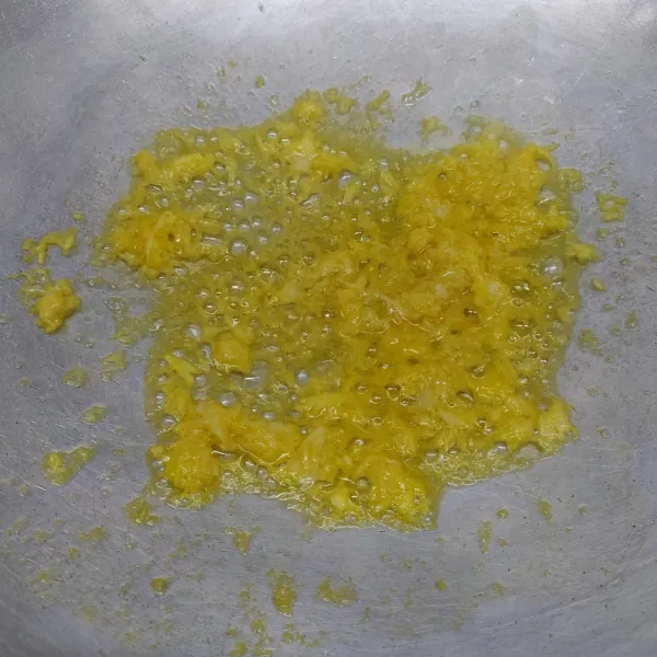 Panaskan margarin, tumis bawang putih yang sudah dihaluskan sampai harum.