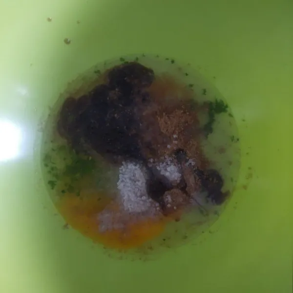 Masukkan telur dan beri semua bumbu seperti garam, merica, dan saus tiram.