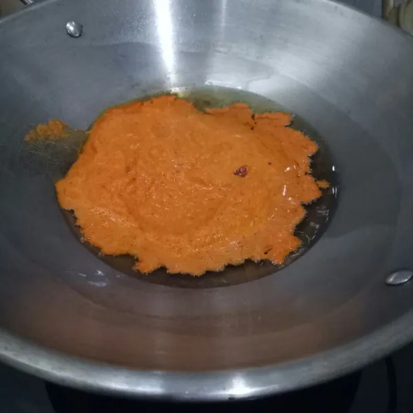 Haluskan bahan 2 lalu tumis hingga harum.