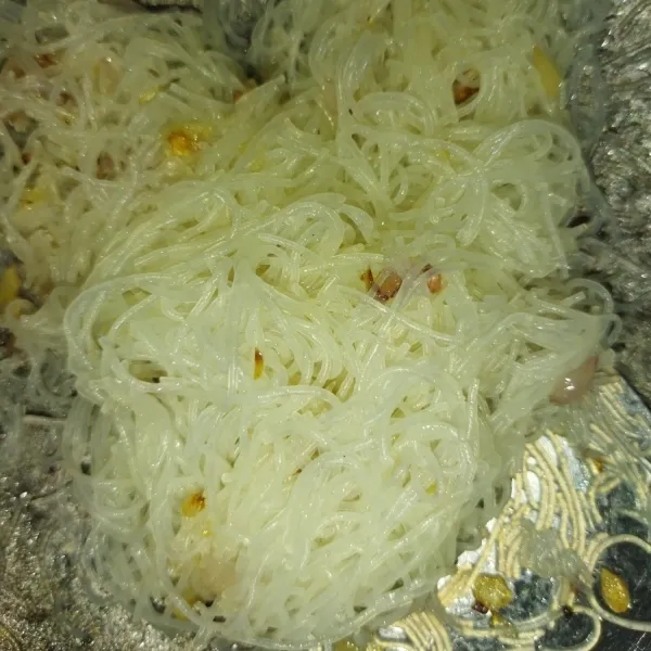 Membuat risol bihun: bikin dahulu isiannya, tumis bawang putih dan bawang merah, lalu jika sudah harum, masukkan  bihun dan garam, aduk rata, lalu angkat.