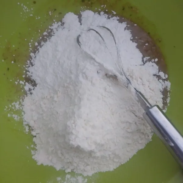 Masukkan tepung terigu, tepung maizena dan baking powder.