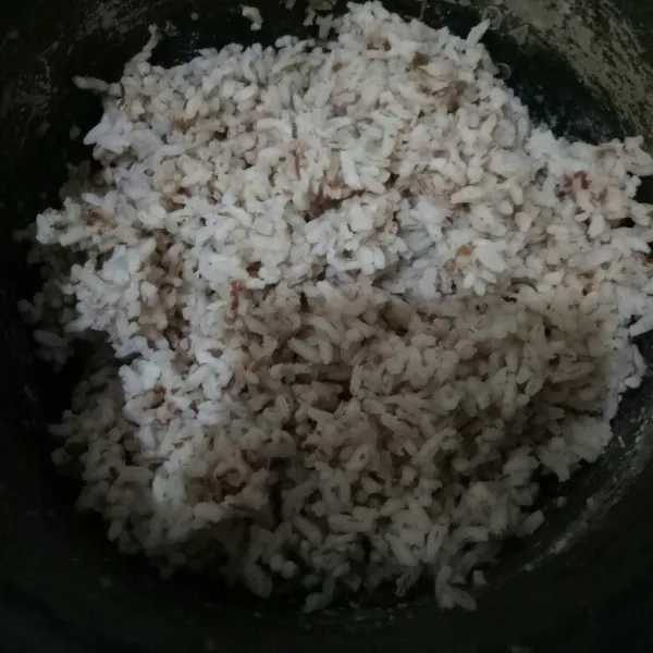Pastikan menggunakan nasi dingin, aku masukkan nasi di kulkas semalaman.