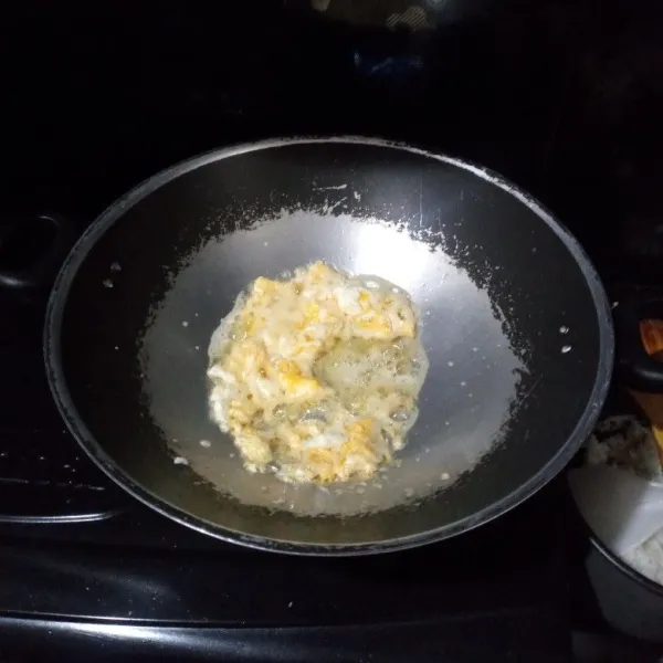 Panaskan sedikit minyak, masukkan telur, buat orak arik, setelah matang angkat, sisihkan.