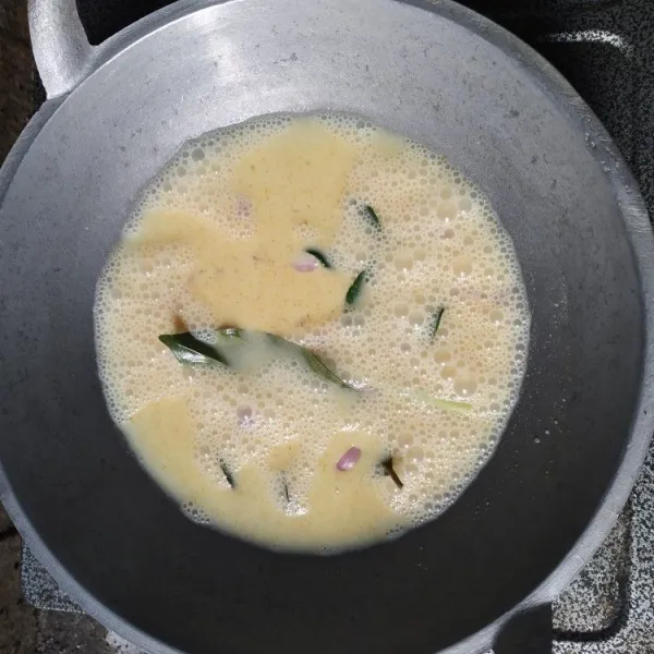 Masukkan bumbu rempah, aduk-aduk hingga mendidih, koreksi rasa