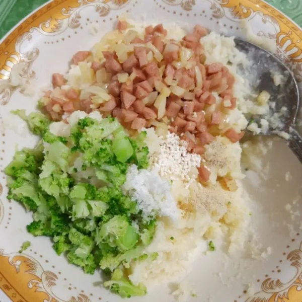 Masukan brokoli dan sosis ke dalam kentang tadi. Aduk rata.