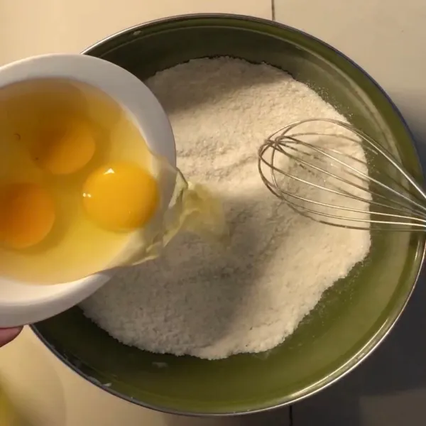 Lapisan lemon :  campur gula dan tepung. Tambahkan telur satu per satu lalu aduk rata.