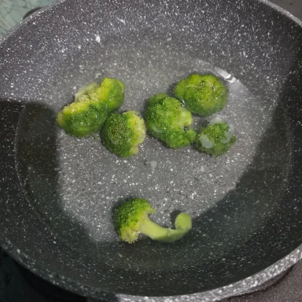 Rebus brokoli, lalu cincang.