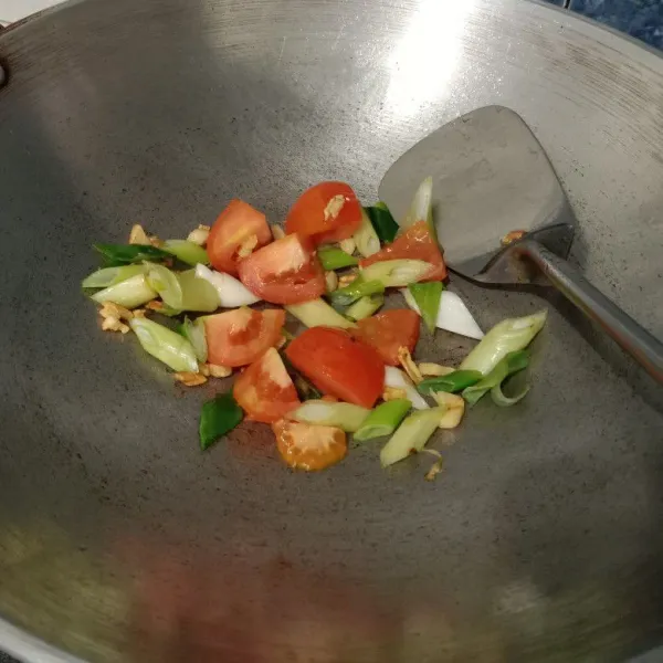 Kemudian masukkan bawang prei dan tomat.