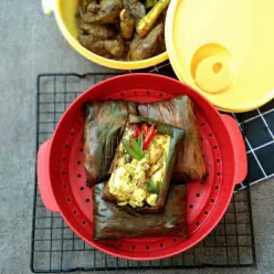 Pepes Telur Ikan Mas Campur Tahu