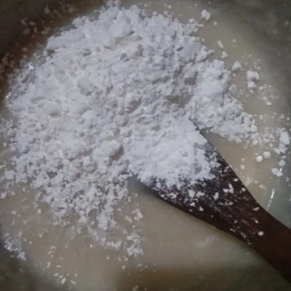 Masukkan tepung sagu secara bertahap, aduk pelan cukup sampai tercampur saja