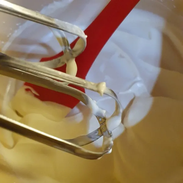 Coconut cream : kocok whipping cream bersama essens kelapa hingga mengembang. Masukkan ke dalam plastik segitiga.