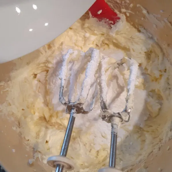 Kocok cream cheese dengan kecepatan tinggi hingga lembut, masukkan gula dan garam, kocok hingga tercampur dan lembut, gunakan kecepatan rendah.