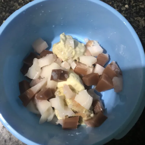 Potong-potong jelly dan masukkan durian di dalam mangkok saji