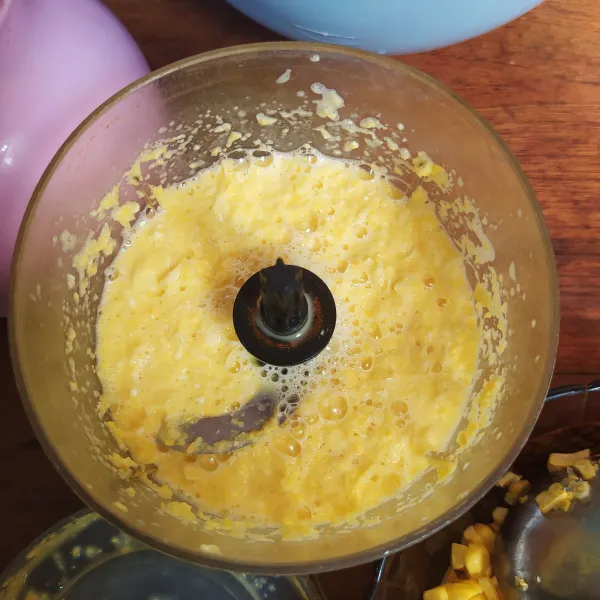 Sisir jagung manis lalu blender dengan air.