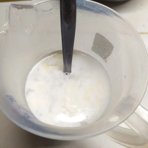 kuah susu : campur jadi satu krimer bubuk, kental manis dan air panas. aduk sampai larut, dinginkan.