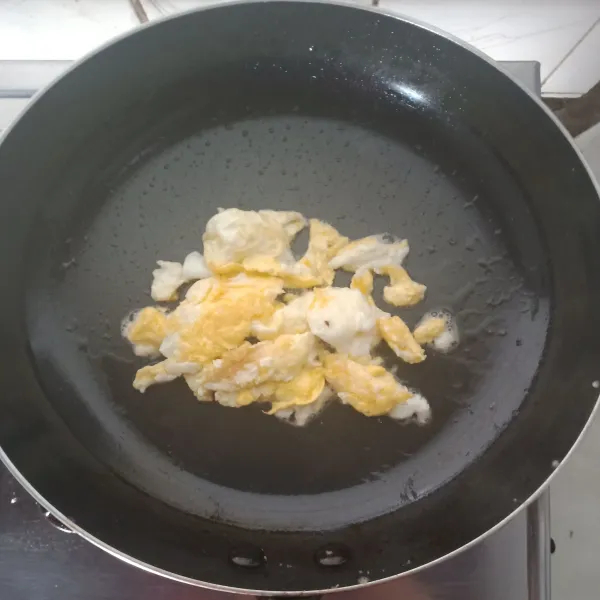 Goreng telur diatas teflon lalu orak arik
