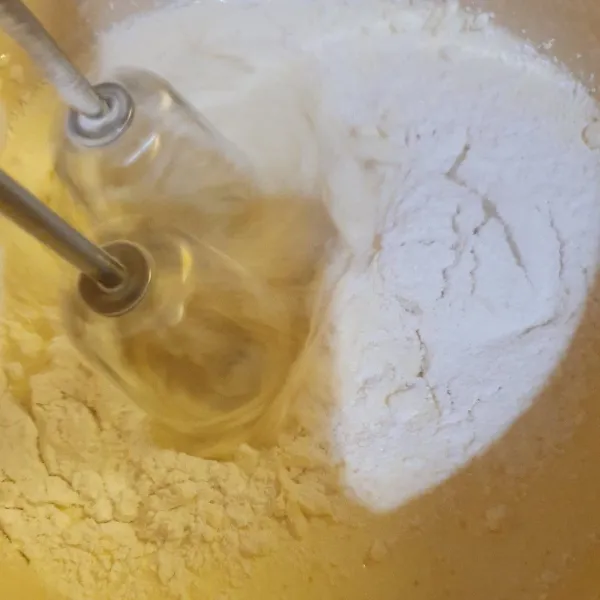 Buat sponge cake : mixer telur dan gula hingga mengembang, lalu masukkan tepung terigu, maizena, vanili bubuk yang sudah diayak.