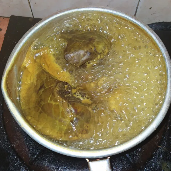 Rebus paru dengan secukupnya air dan bumbu ungkep serta daun salam sampai empuk, tiriskan.