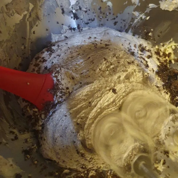 Mixer mentega menggunakan kecepatan sedang hingga sedikit meleleh, lalu tambahkan gula castor dan brown sugar. Mixer kembali hingga tercampur, lalu tambahkan coklat chips