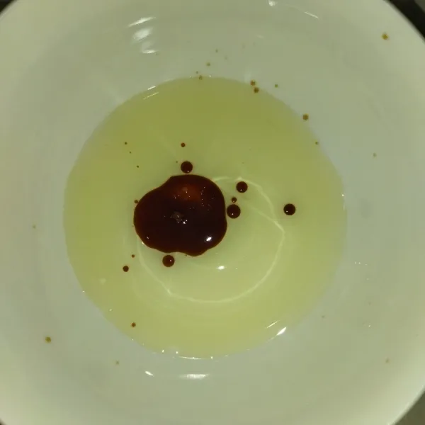 Penyajian : siapkan mangkuk, tuang 1 sdm minyak ikan dan 1 sdt kecap asin.