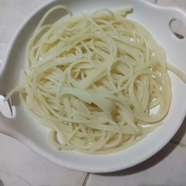 Penyajian tata spageti dalam mangkuk lalu siram dengan jamur kuah santan, taburi dengan oregano.