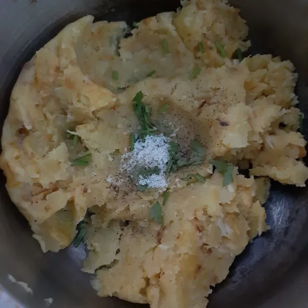 Membuat perkedel: campur kentang yang dihaluskan dengan sisa bahan. Bentuk bulat-bulat gepeng