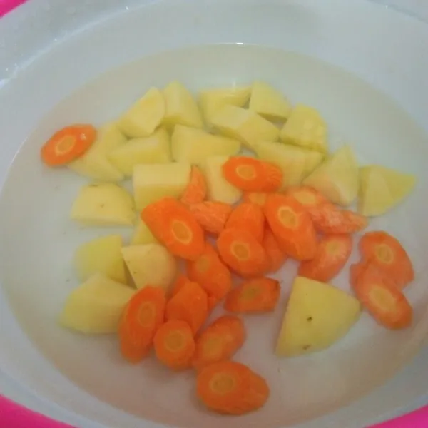 potong kentang dan wortel.