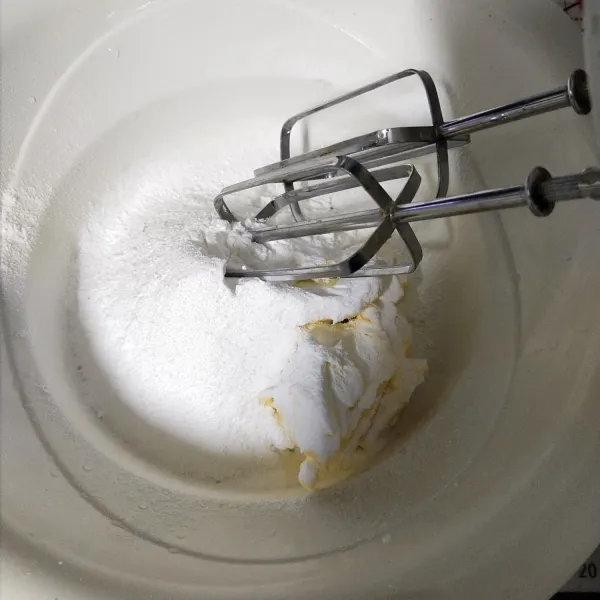 Masukkan gula halus dan margarin kemudian di mixer dengan kekuatan maximal selama 5 menit sampai adonan menjadi pucat