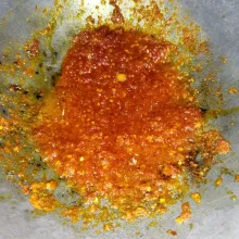 Bumbu sudah matang, tandanya agak menggumpal dan terpisah dari minyak goreng, kemudian cicipi lalu matikan api.