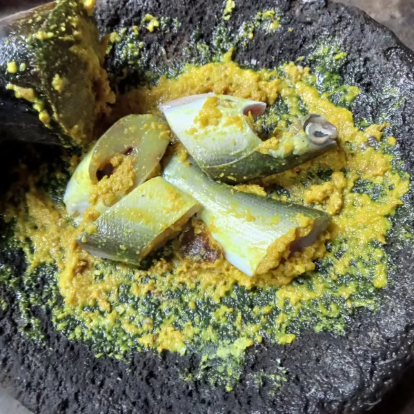 Lumuri ikan dengan bumbu halus.
