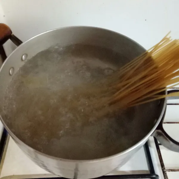 Rebus spageti sesuai anjuran dikemasan, rendam dengan air dingin dan tiriskan.