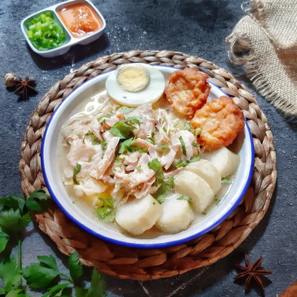 Cara menata: potongan lontong, irisan kubis, telur rebus, perkedel dan suwiran ayam ditata pada mangkuk saji. Siram dengan kuah kaldu panas. Sajikan segera