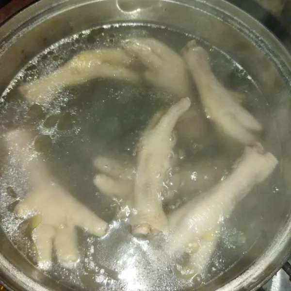 Membuat air kaldu : Masak 1500 ml air hingga mendidih, lalu masukkan ceker ayam, masak hingga ceker ayam setengah matang, matikan api.