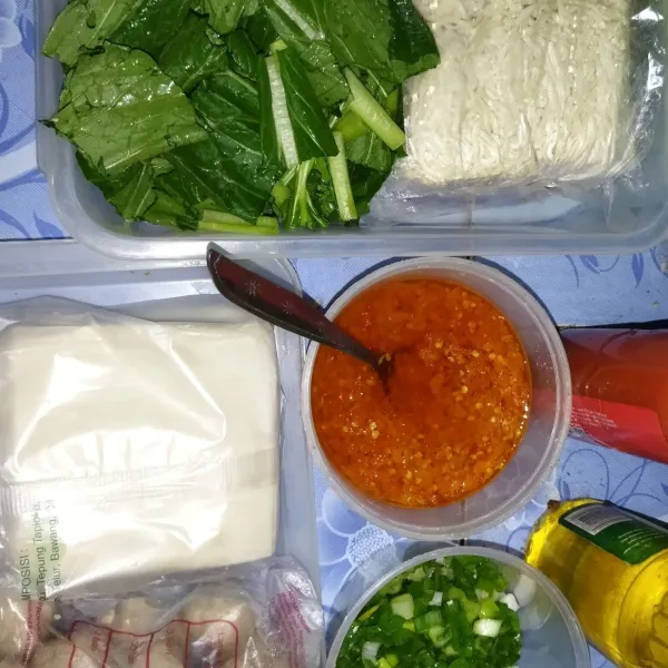 Siapkan bahan pelengkap lainnya, seperti mie telur, sawi hijau, kulit pangsti, baso, sambal dan daun bawang yang sudah dipotong-potong.