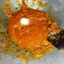 Lalu tumis bumbu dengan 5 sdm minyak goreng, jika bumbu sudah matang, masukkan gula pasir dan kaldu bubuk.