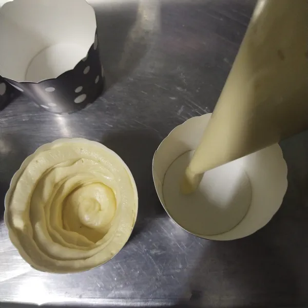 Semprot adonan ke dalam cetakan muffin lakukan sampai habis