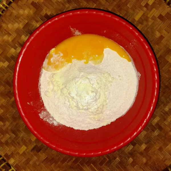 Campur tepung terigu, susu bubuk, baking powder, gula pasir dan kuning telur.