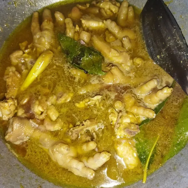 Lalu masukkan potongan daging ayam, masak hingga ayam berubah warna, lalu masukkan ceker ayam yang tadi sudah direbus, 300 ml air kaldu, kecap manis, kecap asin, garam, gula pasir dan lada bubuk, aduk rata.