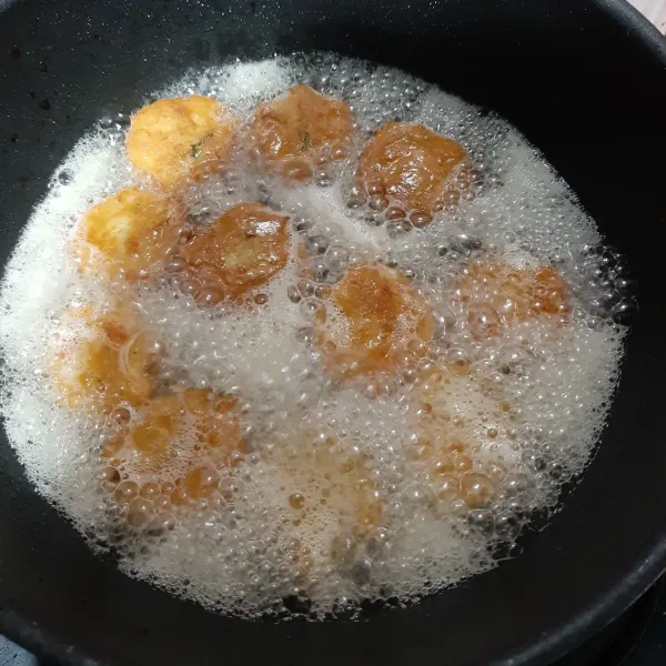Goreng perkedel hingga golden brown. Angkat, tiriskan