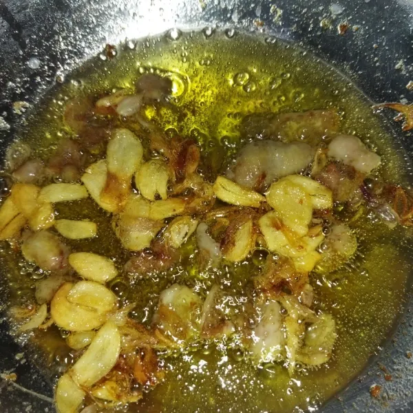 Minyak ayam : masak semua bahan minyak ayam, masak dengan api kecil, sambil sesekali diaduk-aduk, masak hingga bawang dan kulit ayam agak kecoklatan, matikan api, dan minyak masih terus bergolak, nanti bawang akan lebih coklat lagi warnanya, lalu diamkan hingga dingin, kemudian saring, lalu minyak ayam tuang ke botol.