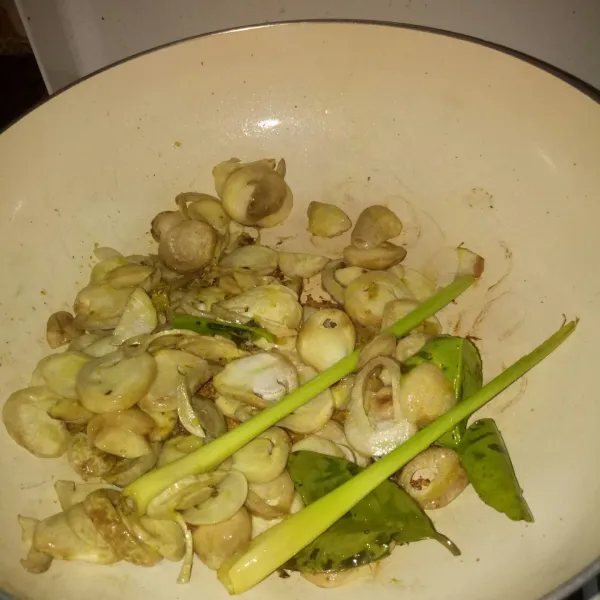 Tambahkan jamur kancing, aduk dan masak hingga matang.