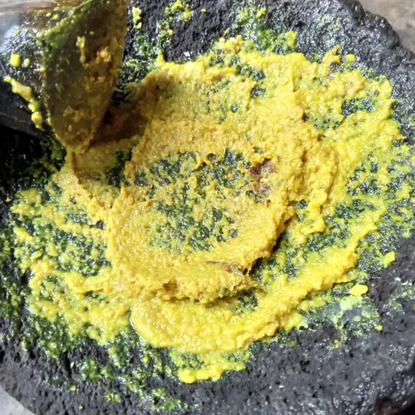 Ulek bumbu hingga halus.